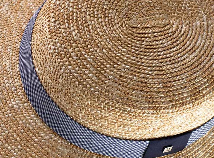 Primo piano su un intreccio a spirale cucito di un cappello paglietta