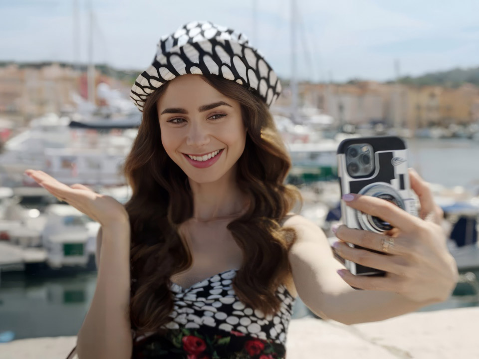 Selfie di Emily con cappello, ispirazione parigina