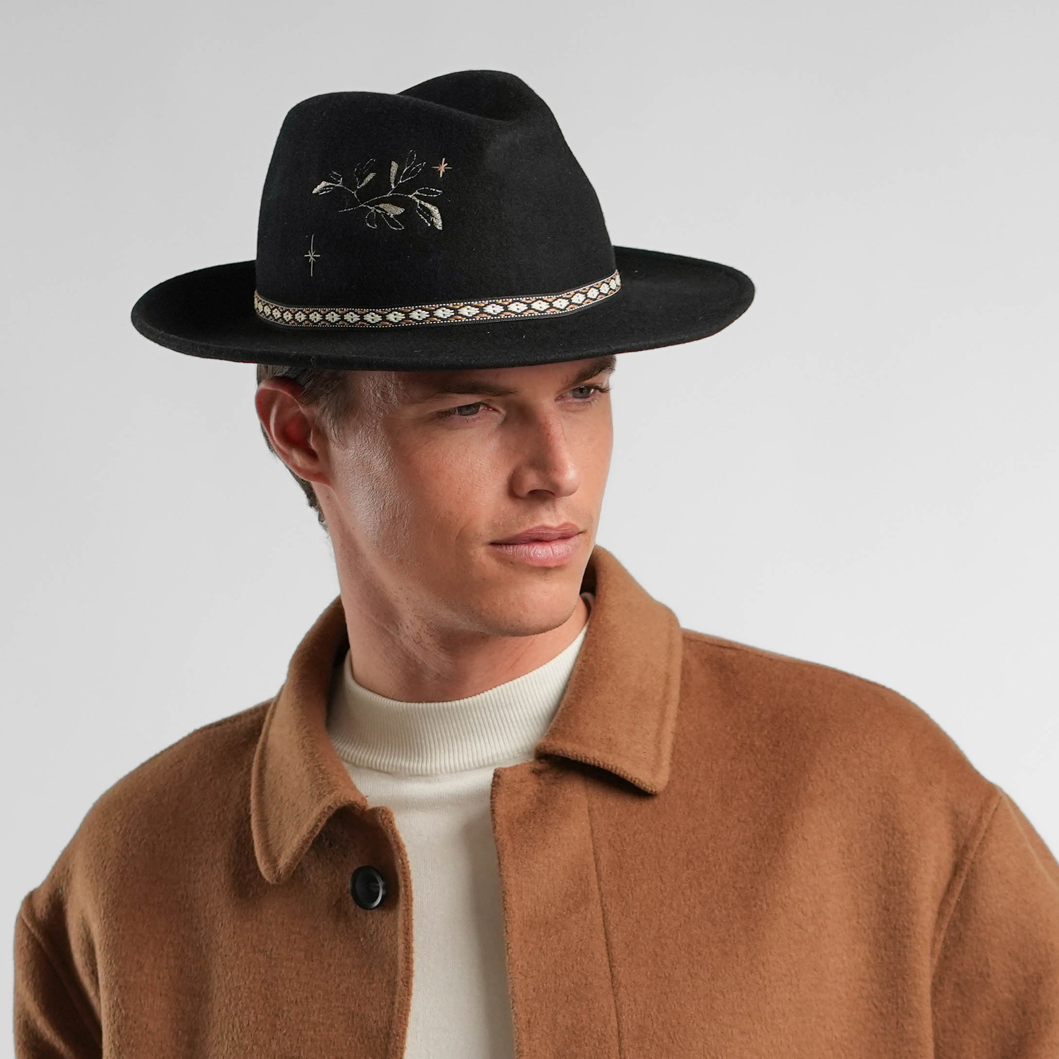 Fedora portato dritto, stile classico