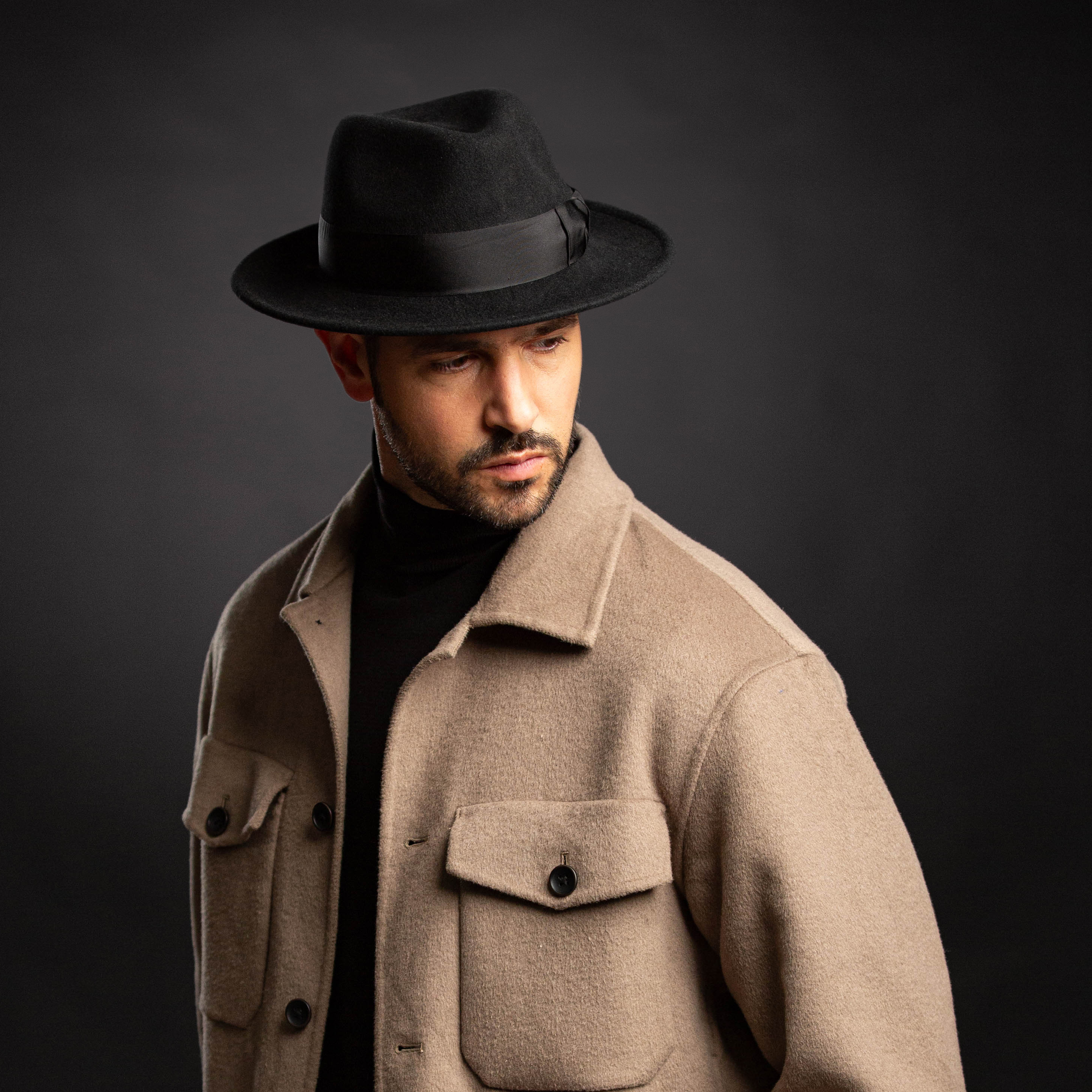 Fedora uomo, silhouette iconica